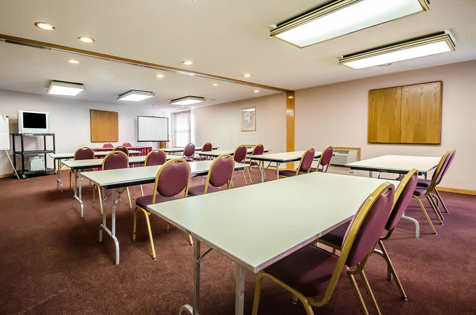 Imagen de los interiores del Hotel Clarion Inn and Suites, Evansville. Foto 9