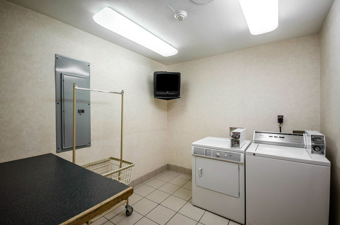 Imagen de los interiores del Hotel Clarion Inn and Suites, Evansville. Foto 11
