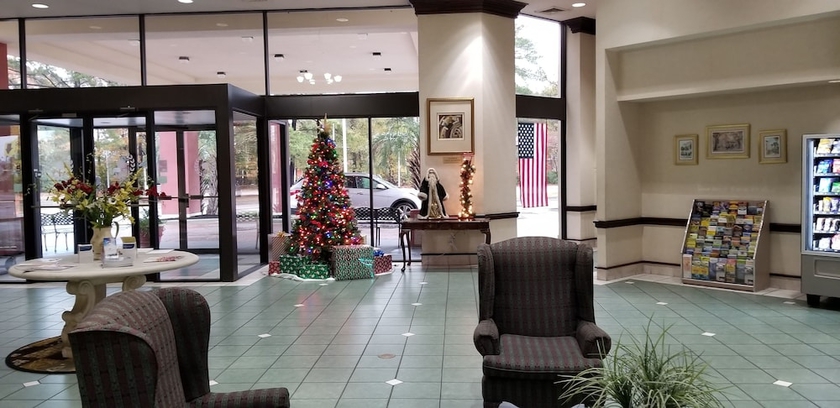 Imagen de los interiores del Hotel Clarion Inn and Suites. Foto 17