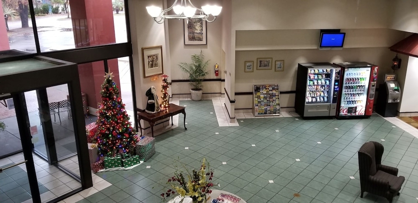 Imagen de los interiores del Hotel Clarion Inn and Suites. Foto 18