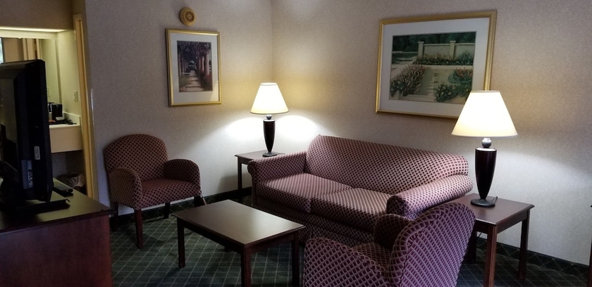 Imagen de la habitación del Hotel Clarion Inn and Suites. Foto 13