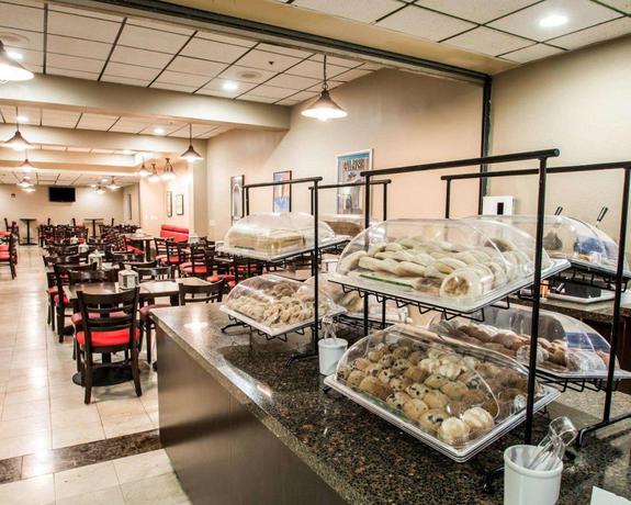 Imagen del bar/restaurante del Hotel Clarion Inn and Suites Miami International Airport. Foto 2