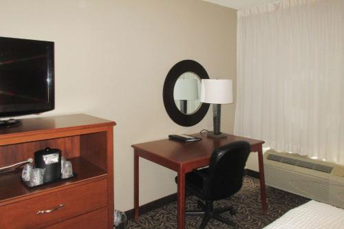 Imagen de la habitación del Hotel Clarion Inn and Suites - University Area. Foto 3