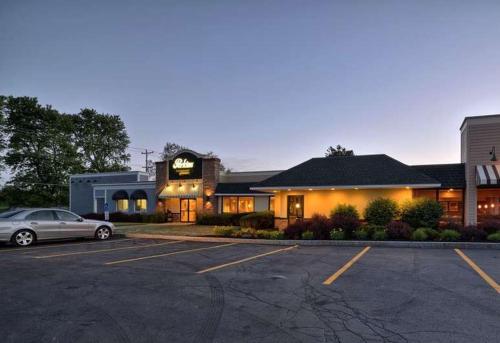 Imagen de los exteriores del Hotel Clarion Inn and Suites - University Area. Foto 7