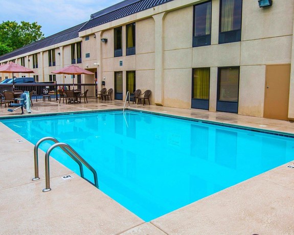 Imagen de la piscina del Hotel Clarion Inn near Lookout Mountain. Foto 19