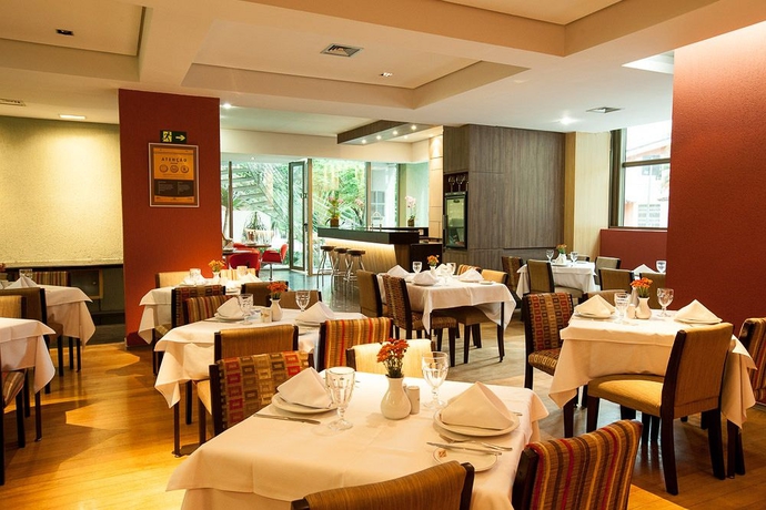 Imagen del bar/restaurante del Hotel Clarion Loudes. Foto 2