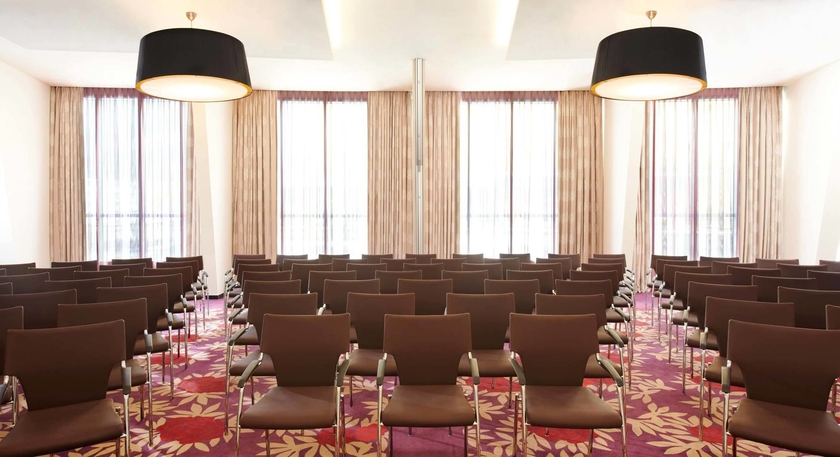 Imagen de los interiores del Hotel Clarion Paris CDG Airport. Foto 7