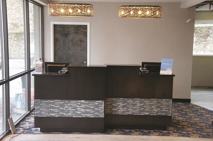 Imagen de los interiores del Hotel Clarion Pointe Charlottesville. Foto 6