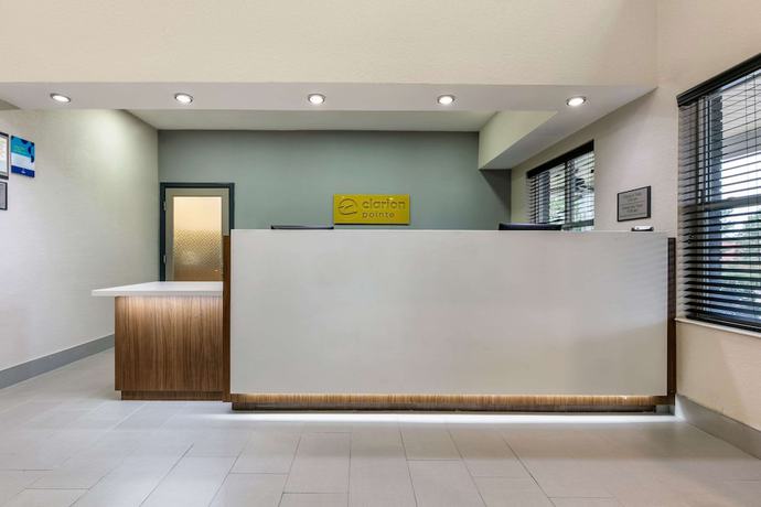 Imagen de los interiores del Hotel Clarion Pointe Columbus-Bradley Park. Foto 18