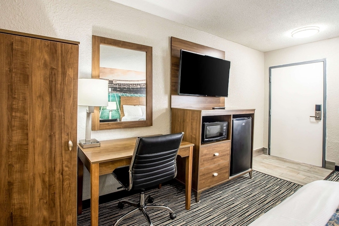 Imagen de la habitación del Hotel Clarion Pointe East Lansing University Area. Foto 6