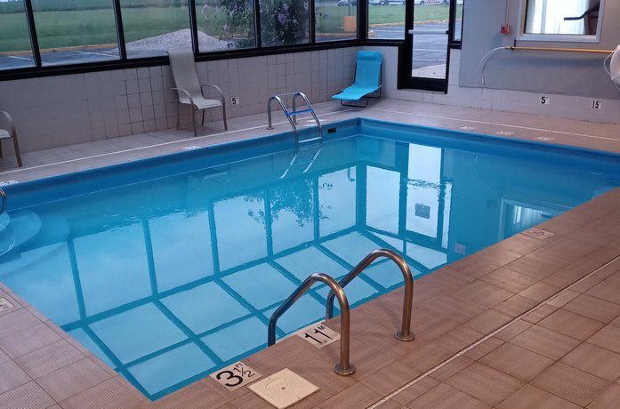 Imagen de la piscina del Hotel Clarion Pointe Evansville North. Foto 19