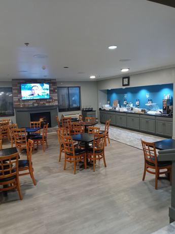 Imagen del bar/restaurante del Hotel Clarion Pointe Evansville North. Foto 6