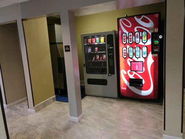 Imagen de los interiores del Hotel Clarion Pointe Evansville North. Foto 17