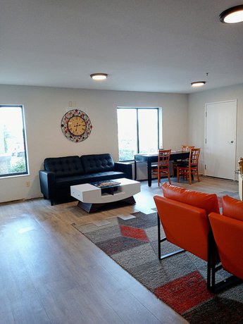 Imagen de los interiores del Hotel Clarion Pointe Evansville North. Foto 18
