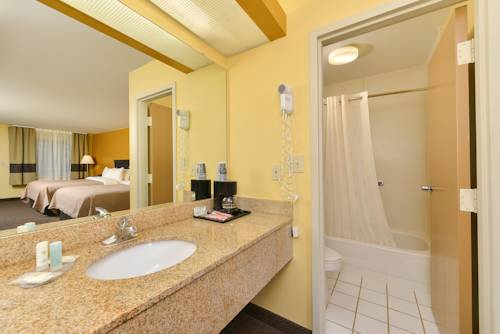 Imagen de la habitación del Hotel Clarion Pointe Forsyth I-75. Foto 9