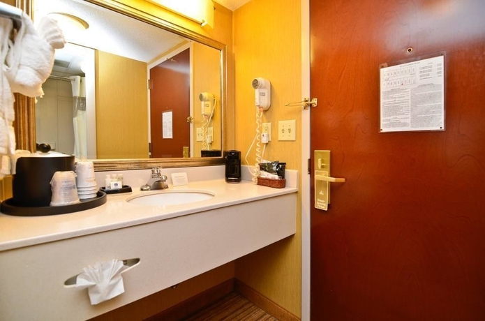 Imagen de la habitación del Hotel Clarion Pointe Greensboro Airport. Foto 3