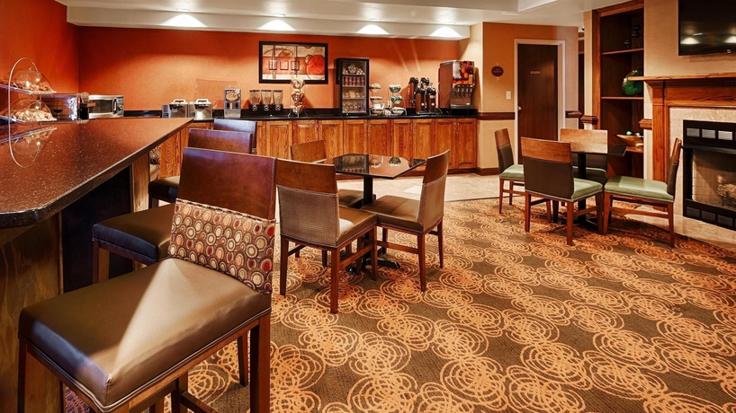 Imagen del bar/restaurante del Hotel Clarion Pointe Greensboro Airport. Foto 2
