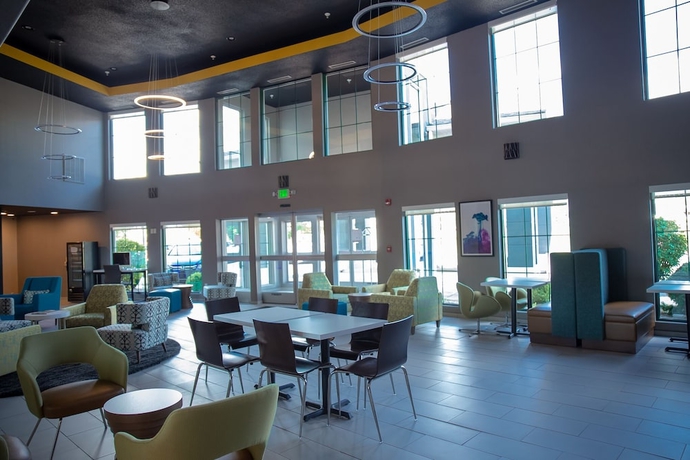 Imagen de los interiores del Hotel Clarion Pointe Indianapolis Airport. Foto 19