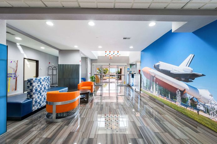 Imagen de los interiores del Hotel Clarion Pointe Madison Huntsville. Foto 13
