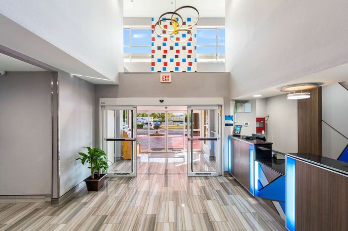 Imagen de los interiores del Hotel Clarion Pointe Madison Huntsville. Foto 15
