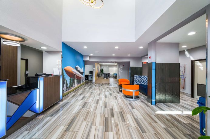 Imagen de los interiores del Hotel Clarion Pointe Madison Huntsville. Foto 16