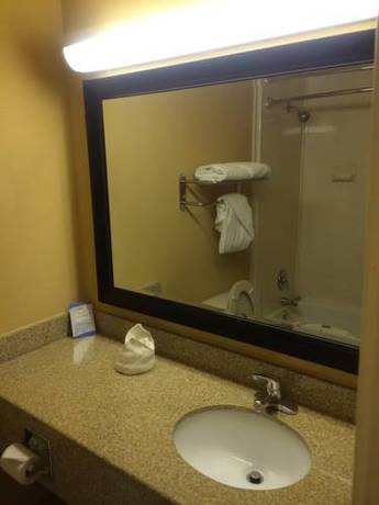 Imagen de la habitación del Hotel Clarion Pointe Marshall. Foto 6