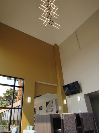 Imagen de los interiores del Hotel Clarion Pointe Mcdonough. Foto 13