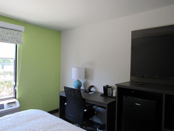 Imagen de la habitación del Hotel Clarion Pointe Mcdonough. Foto 6