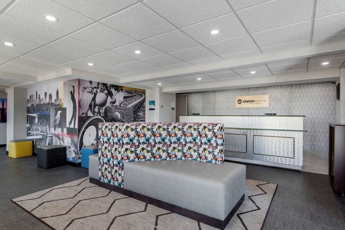 Imagen de los interiores del Hotel Clarion Pointe Mcdonough. Foto 16