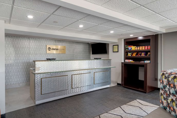 Imagen de los interiores del Hotel Clarion Pointe Mcdonough. Foto 17