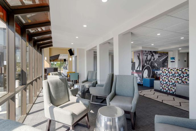 Imagen de los interiores del Hotel Clarion Pointe Mcdonough. Foto 18
