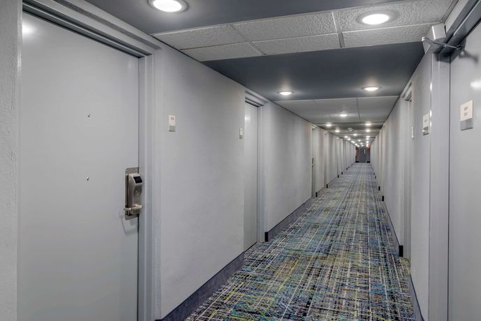 Imagen de los interiores del Hotel Clarion Pointe Mcdonough. Foto 19