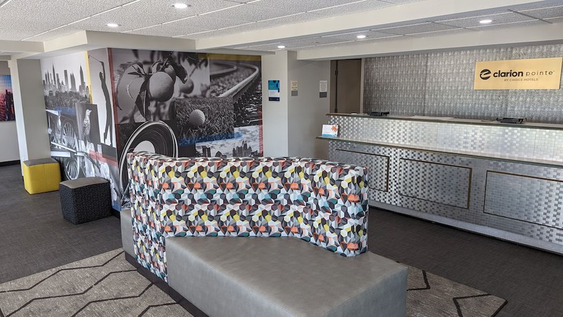 Imagen de los interiores del Hotel Clarion Pointe Mcdonough. Foto 20