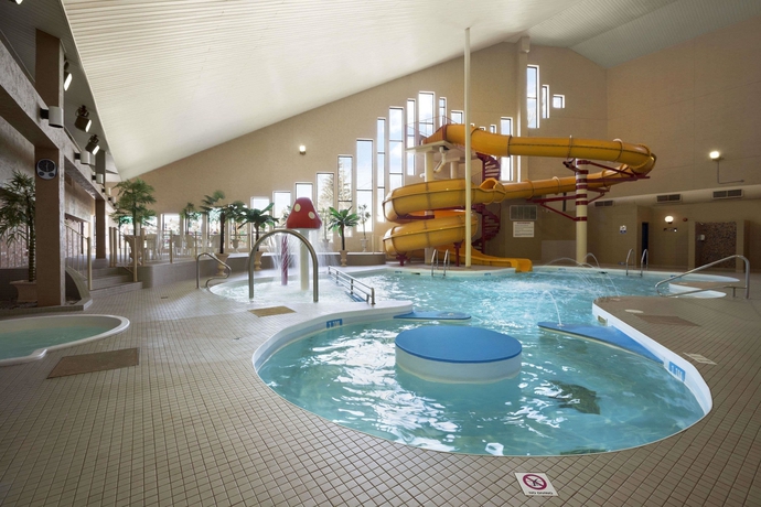 Imagen de la piscina del Hotel Clarion Pointe, Medicine Hat. Foto 16