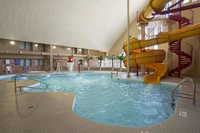 Imagen de la piscina del Hotel Clarion Pointe, Medicine Hat. Foto 17
