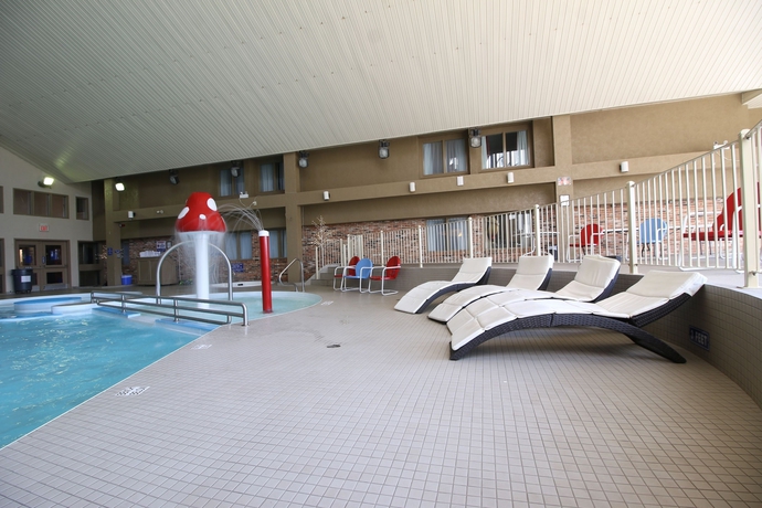 Imagen de la piscina del Hotel Clarion Pointe, Medicine Hat. Foto 18