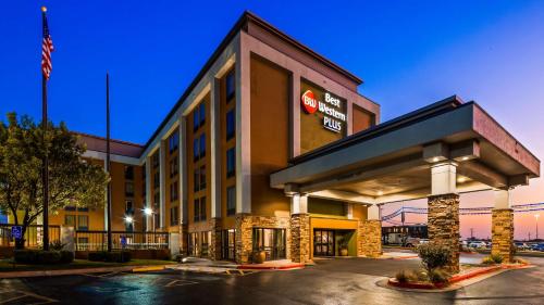 Imagen general del Hotel Clarion Pointe Near Medical Center. Foto 3