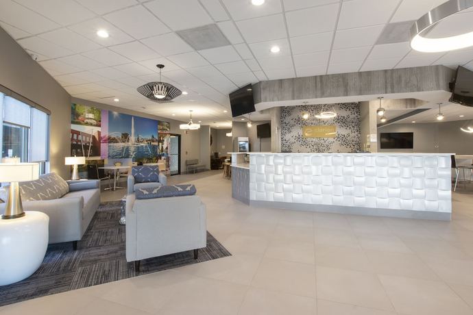 Imagen de los interiores del Hotel Clarion Pointe Near University. Foto 15
