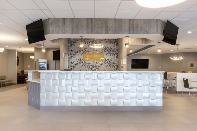 Imagen de los interiores del Hotel Clarion Pointe Near University. Foto 16