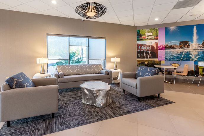 Imagen de los interiores del Hotel Clarion Pointe Near University. Foto 17