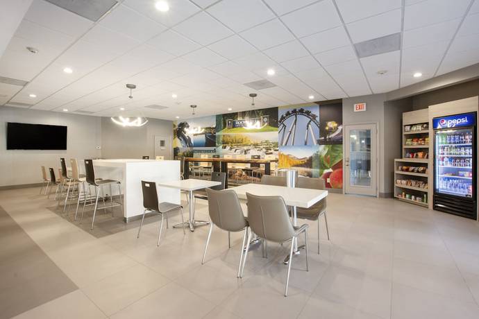 Imagen de los interiores del Hotel Clarion Pointe Near University. Foto 18