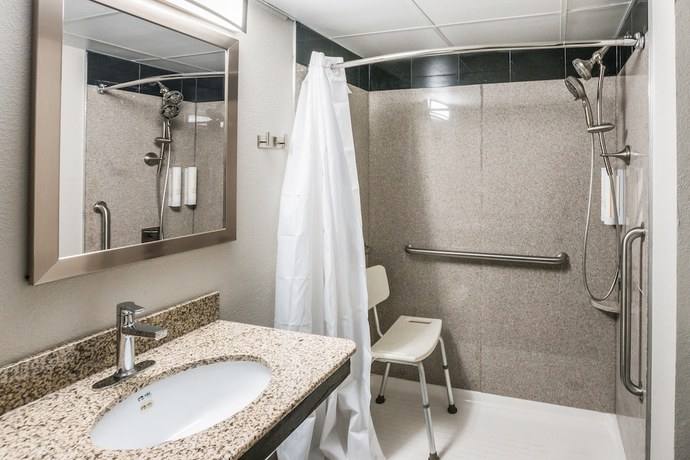 Imagen de la habitación del Hotel Clarion Pointe Near University. Foto 13