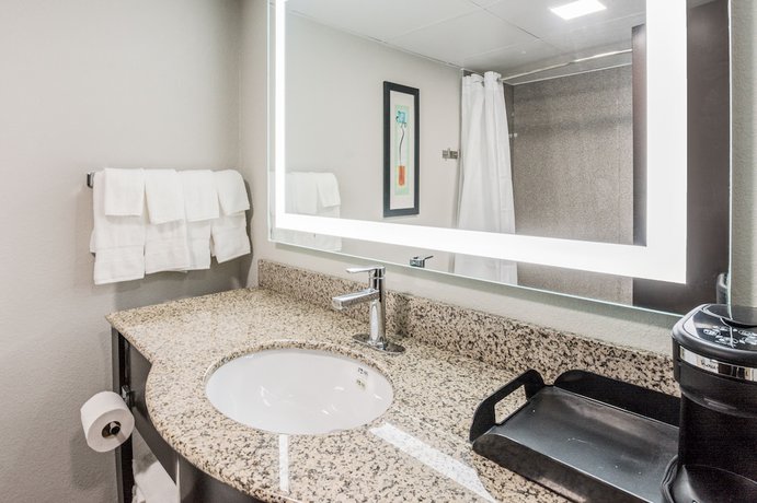 Imagen de la habitación del Hotel Clarion Pointe Near University. Foto 14