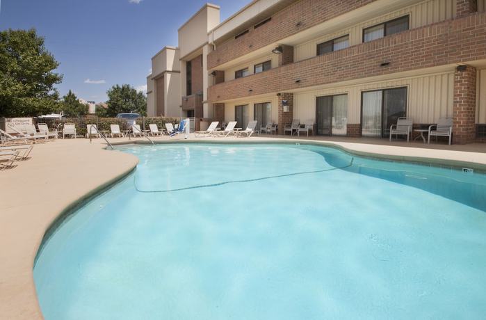 Imagen de la piscina del Hotel Clarion Pointe Okc Airport. Foto 16