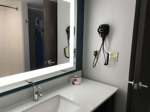 Imagen de la habitación del Hotel Clarion Pointe Okc Airport. Foto 11