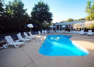 Imagen de la piscina del Hotel Clarion Pointe Raleigh Midtown. Foto 9