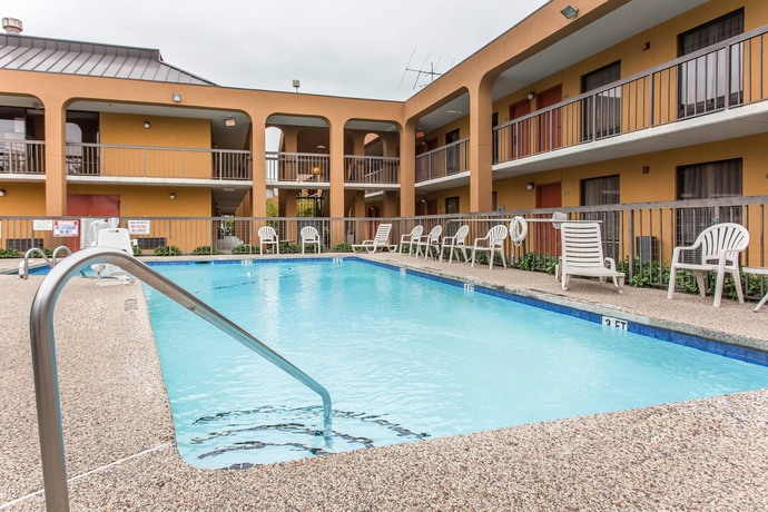 Imagen de la piscina del Hotel Clarion Pointe Statesville. Foto 16