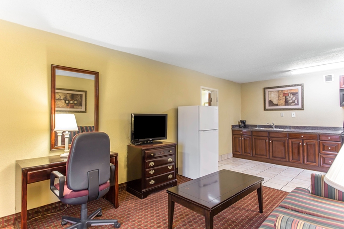 Imagen de los interiores del Hotel Clarion Pointe Statesville. Foto 11