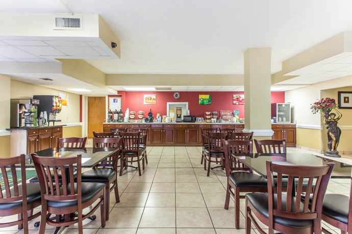 Imagen del bar/restaurante del Hotel Clarion Pointe Statesville. Foto 4