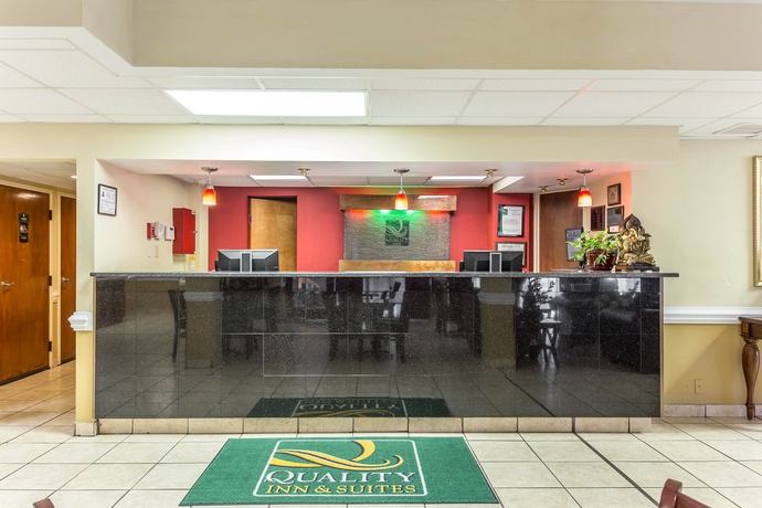 Imagen de los interiores del Hotel Clarion Pointe Statesville. Foto 15